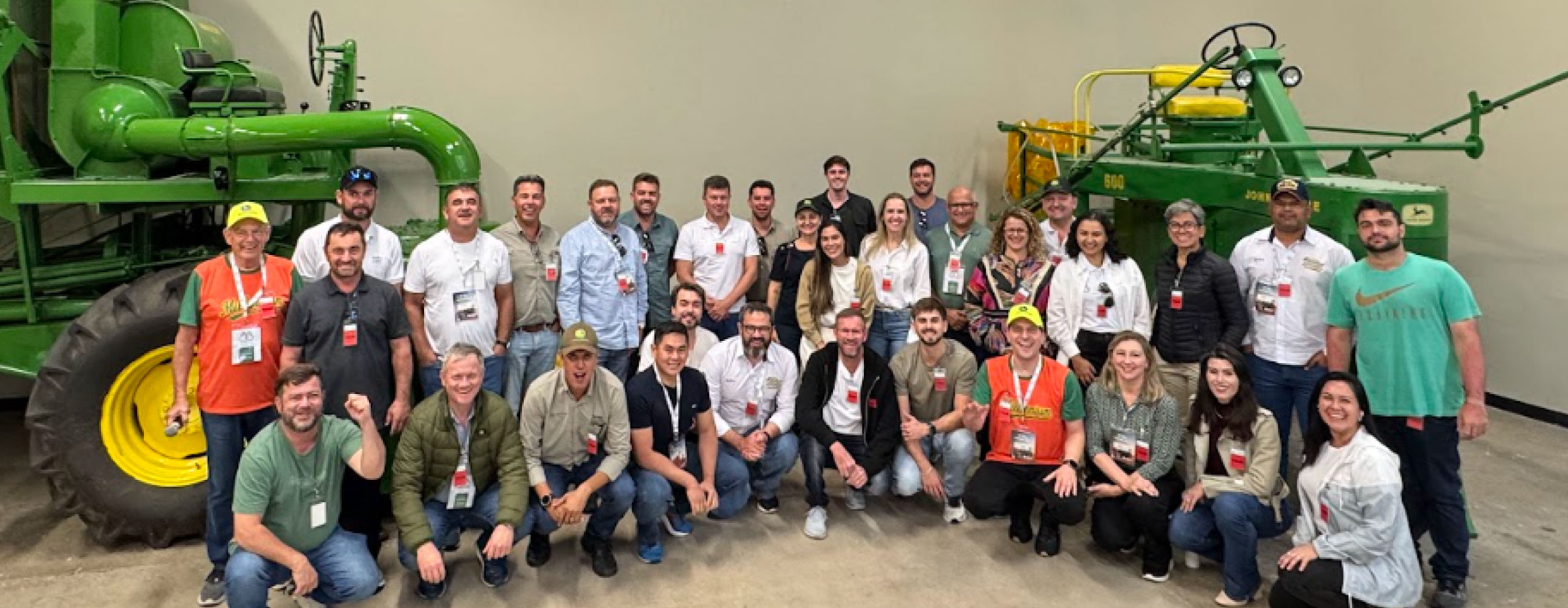 Equipe e associados da AIBA em ação institucional