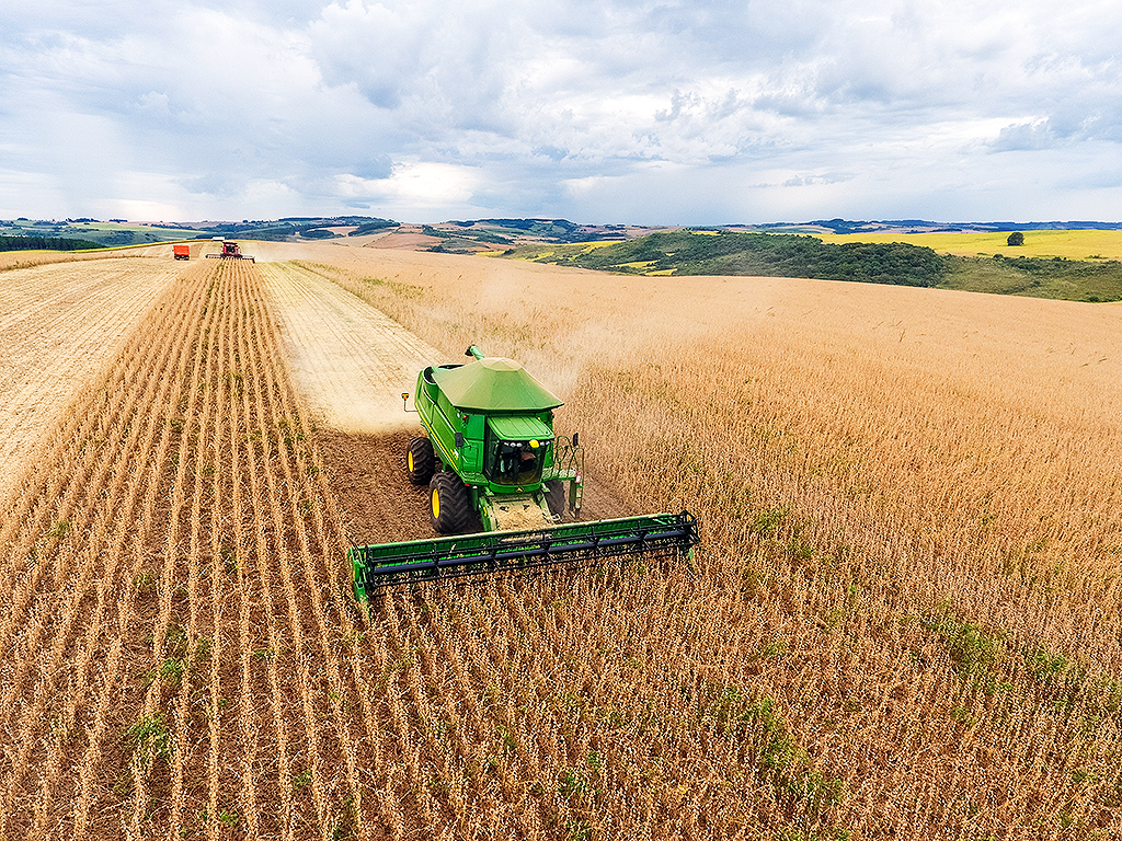 Máquina agrícola em operação no campo