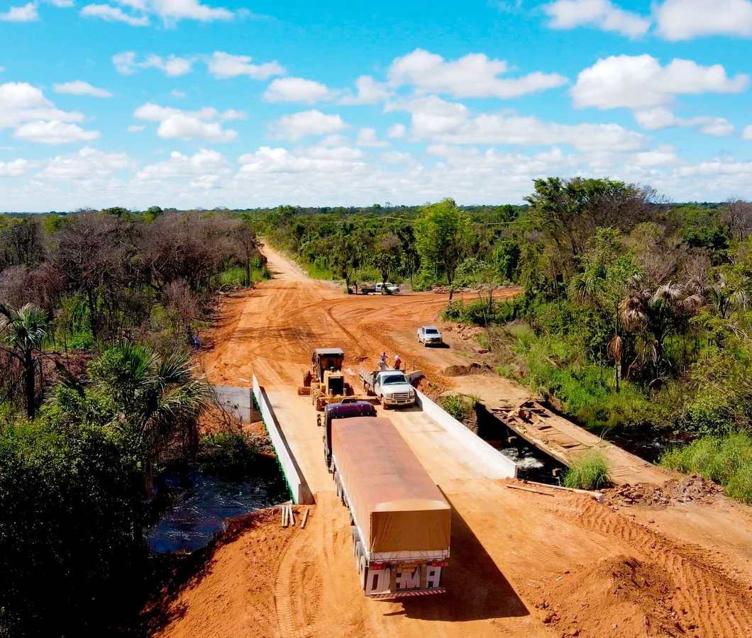 Grãos nas mãos representando produção agrícola
